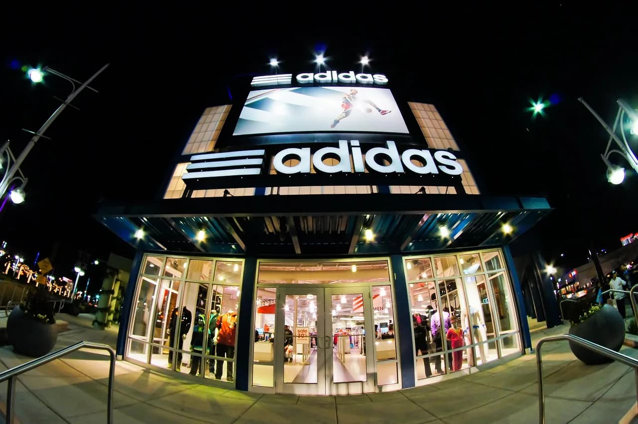 Orlando entertainment district retail and shopping storefronts